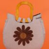 Sac beige orné de fleurs perlées