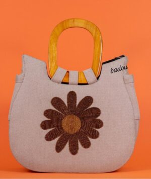 Sac beige orné de fleurs perlées