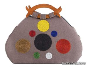 Sac en cuir marron avec motif perlé