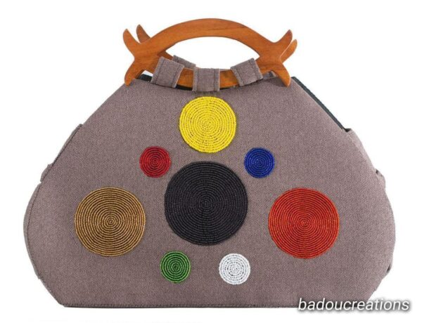 Sac en cuir marron avec motif perlé